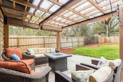Image de Walk to Uf. King Bed. Pool Table. 75” Tv. Fire Table. Outdoor Patio. Clean.