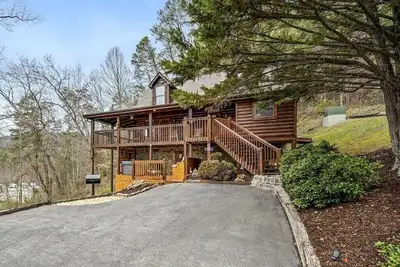 Image de Charming 4bd w/ Hot Tub + Game Room + Views!