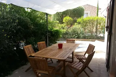 Image de Maison  avec piscine  à trente kilomètres de la plage.