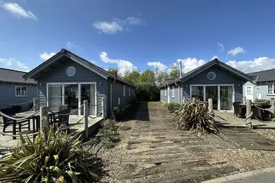 2 Detached Beach Houses - Book as a pair sleeps 8!