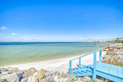 Image de Charming 3 Bedroom Water Front Bungalow