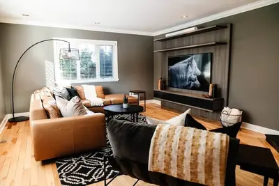 Image de Creekside luxury near downtown Kelowna. Enjoy a hot tub, sauna, home gym, movie theatre & Sonos sound in a spacious 3-bed home steps from beaches, cafés & parks. Perfect for families, groups & pet owners looking for space, style & serenity.