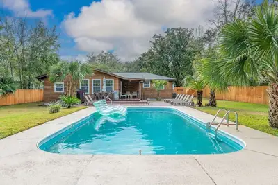 Image de Beautiful renovated cottage. Big backyard w/ Pool