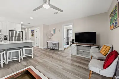 Image de Brand-New Modern Top Fl Duplex w Huge Balcony & Private Yard By Beach Access