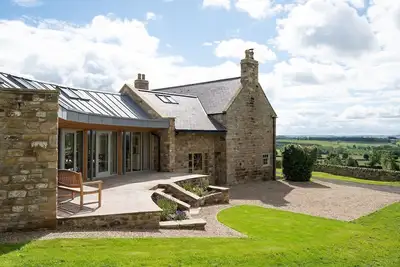 Image de Shepherd's House - a fabulous four-bedroom farmhouse and courtyard conversion