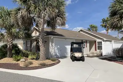 Image de Location! Walk to Lake Sumter Landing! 3/2 Villa w/ Gas Golf Cart, Bbq & WiFi