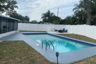 2/1 Pvt Pool home/ walk to Blue Jays stadium/ Dt Dunedin. Golf\nCart rental avail