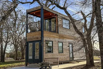 Image de New! The Flagship 2 Story Container Home