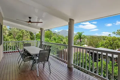 Image de Welcome to this beautiful 4-bedroom holiday home located in Valla Beach.