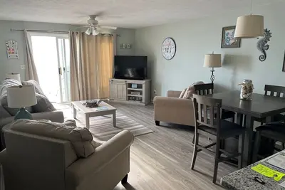 Image de Ocean Front-top floor condo. Listen to the waves crashing!