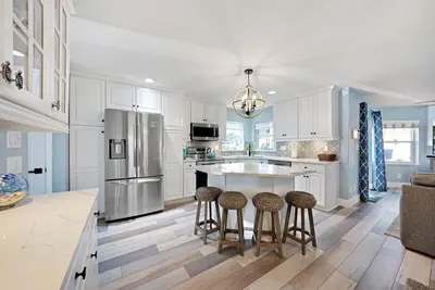 Image de Coastal home on the river, fish off the dock, walk to the beach