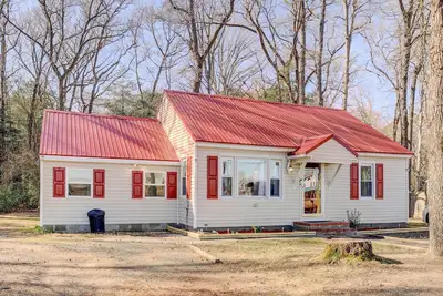 Image de Charming Laurel Home w\/ Gazebo & Fireplace!