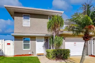 Image de Dreamy duplex with dog-friendly fenced yard, private outdoor living, Ac, & W\/D