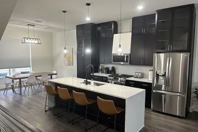 Image de 3-Story Townhome, 5-Min Walk to Tyler's Downtown Nightlife!