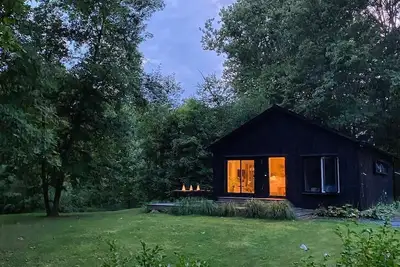 Image de Be in Nature at this Gorgeous Riverfront Cabin