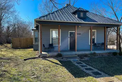 Image de Pet Friendly - Fenced Yard - <1 mile from Purina