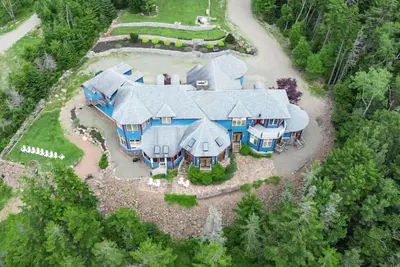 Image de One-of-kind estate with unique & luxurious decor and wooded oceanside location.