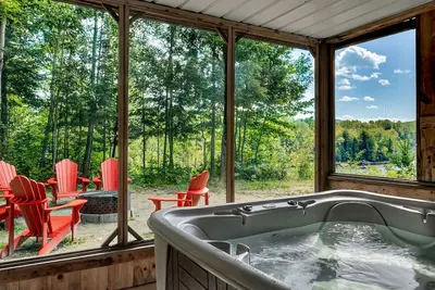 Image de The Rustik Refuge a beautiful river view/spa chalet