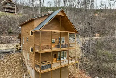 Image de Relaxing cabin retreat: pool, hot tub & game room—close to all in Pigeon Forge