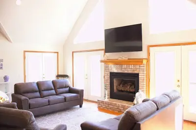 Image de Serene, Luxurious Riverside Home w/ Dock!