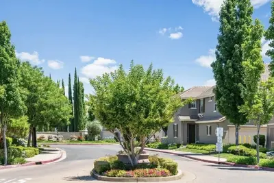 Image de Modern Townhouse near a golf course, Folsom Lake, and hiking trails