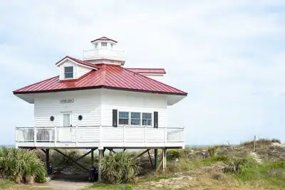 Image de Private Beachfront Lighthouse Just Steps to Ocean - Featured on Hbo and Dwell