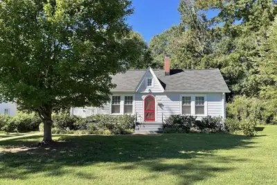 Image de 1920s Bungalow with private garden, close to downtown