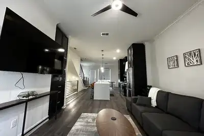 Image de 3-Story Townhome, 5-Min Walk to Tyler's Downtown Nightlife!