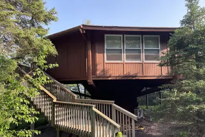 Image de Unique Treehouse in the woods with a fabulous Lake Superior view