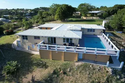 Image de One price for this Hillside Pool Estate or inquire for special 2-4 guest stays.