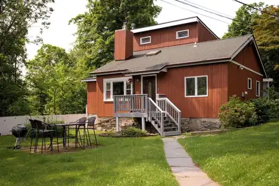 Image de Peaceful Cottage with Grill | Walk to Lake
