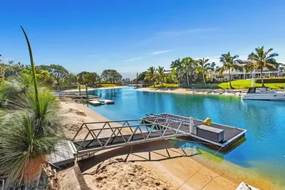 Image de Stunning Waterfront Home with Heated Pool