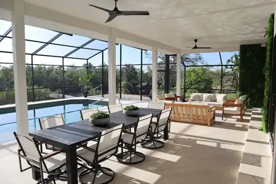 Image de 5 minutes away from the beach! Luxury Private Villa on the Canal