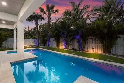 Image de Sea Creatures Cottage: Steps to beach! Putting Green, Rooftop Deck, Pool by Anna Maria Life