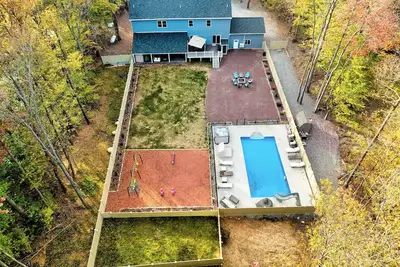 Image de Pocono Lodge Combines Luxury and Adventure Ultimate Vacation Rental Getaway