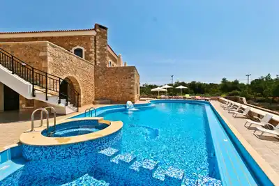 Image de Ιndependent stone 2 bedroom apartment with attic.
