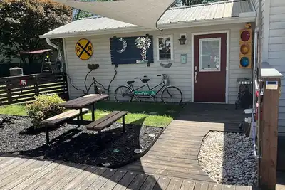 Image de The Backyard Bungalow On The Trail -just minutes from downtown