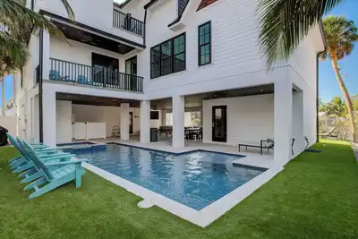 Image de Coastal home near the shopping district and Gulf beaches