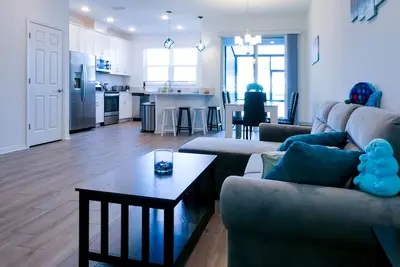 Image de Stylish new townhouse with a lake view