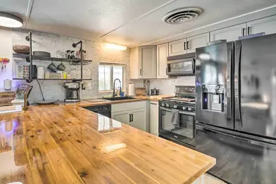 Image de < 1 Mi to Lake Havasu: Pet-Friendly Home