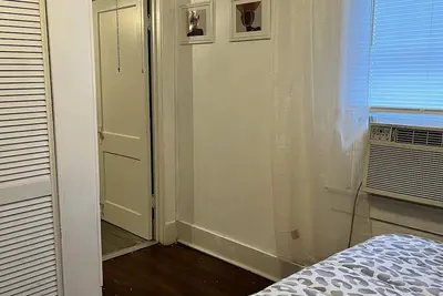 Image de Find comfort & convenience at your fingertips in this 7th Ward home