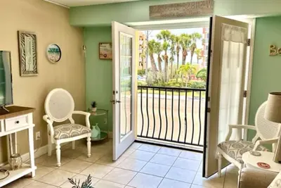 Image de Unit #216 Minutes to the beach! So cute & spacious w/ peek a boo view of Gulf!