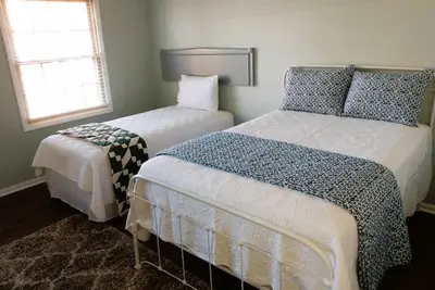 Image de Hollingsworth FashionableTownhome— Deaton's Chalet — Steps away from the lake!