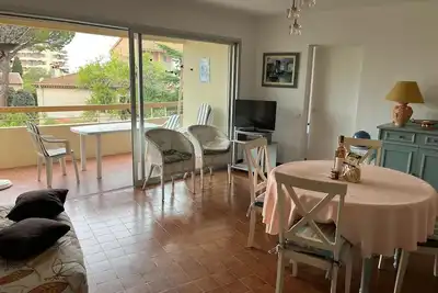 Appartement  3 pièces à 5 mns à pied de la plage, avec un grand balcon traversant