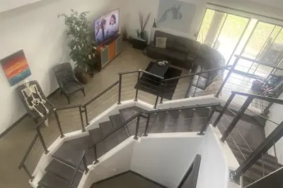 Image de Contemporary Escape near airport