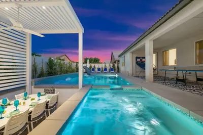 Image de Luxe Retreat-5br + Casita, Pool w/ Slide, Spa, Fire Pit, Ping Pong & Family Fun