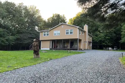 Image de Welcome to Bree-Z-Bear Lodge– 5br Pocono Escape Gameroom, Sunroom, a Scenic Vibe