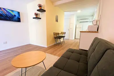 Image de Levinsky Market-View 1br Getaway With Balcony