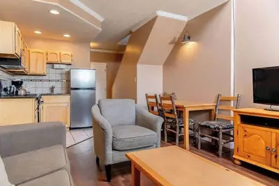 Image de Relax in the Hot Tub & Sauna at this Scenic Studio w/ Shuttle Service! Parking