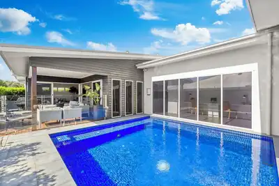 Image de Oasis at Sapphire – Stylish Coastal Comfort with Poolside Living